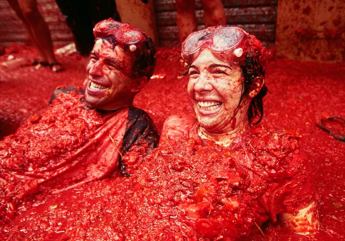 la tomatina 1 Couple enjoying La Tomatina Festival