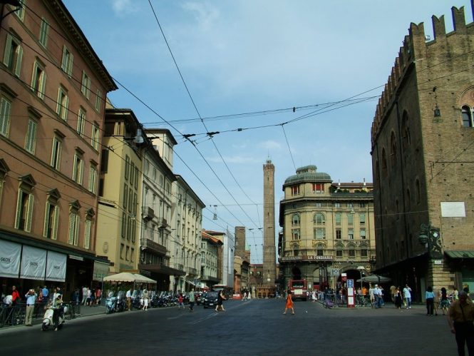 Via Rizzoli, Bologna - Shopping in Italy Via Rizzoli, Bologna - Shopping in Italy