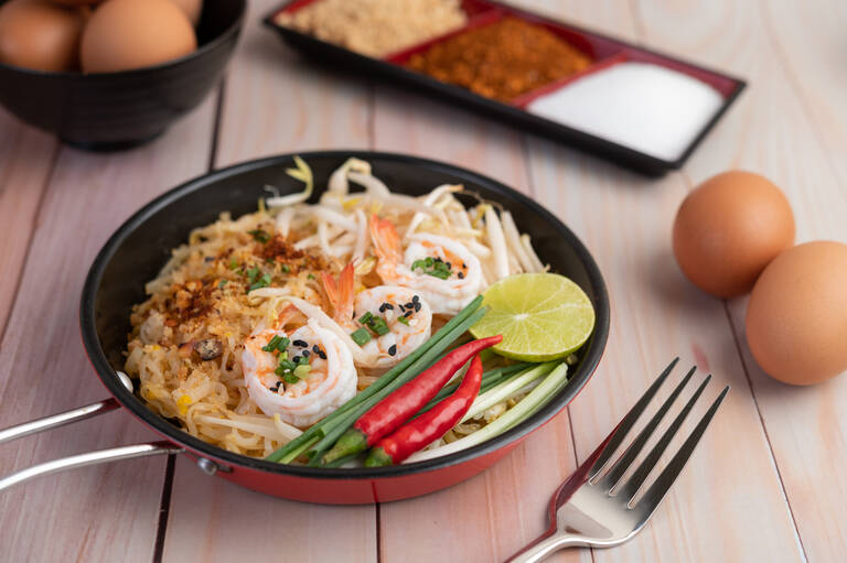 Pad Thai fresh shrimp in a pan.